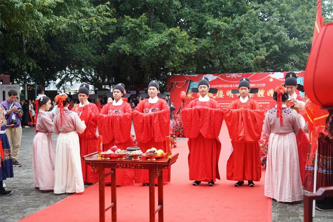 新郎为新娘插上绒花簪花,绒花与"荣华"谐音,佩戴绒花预示着夫妻共享