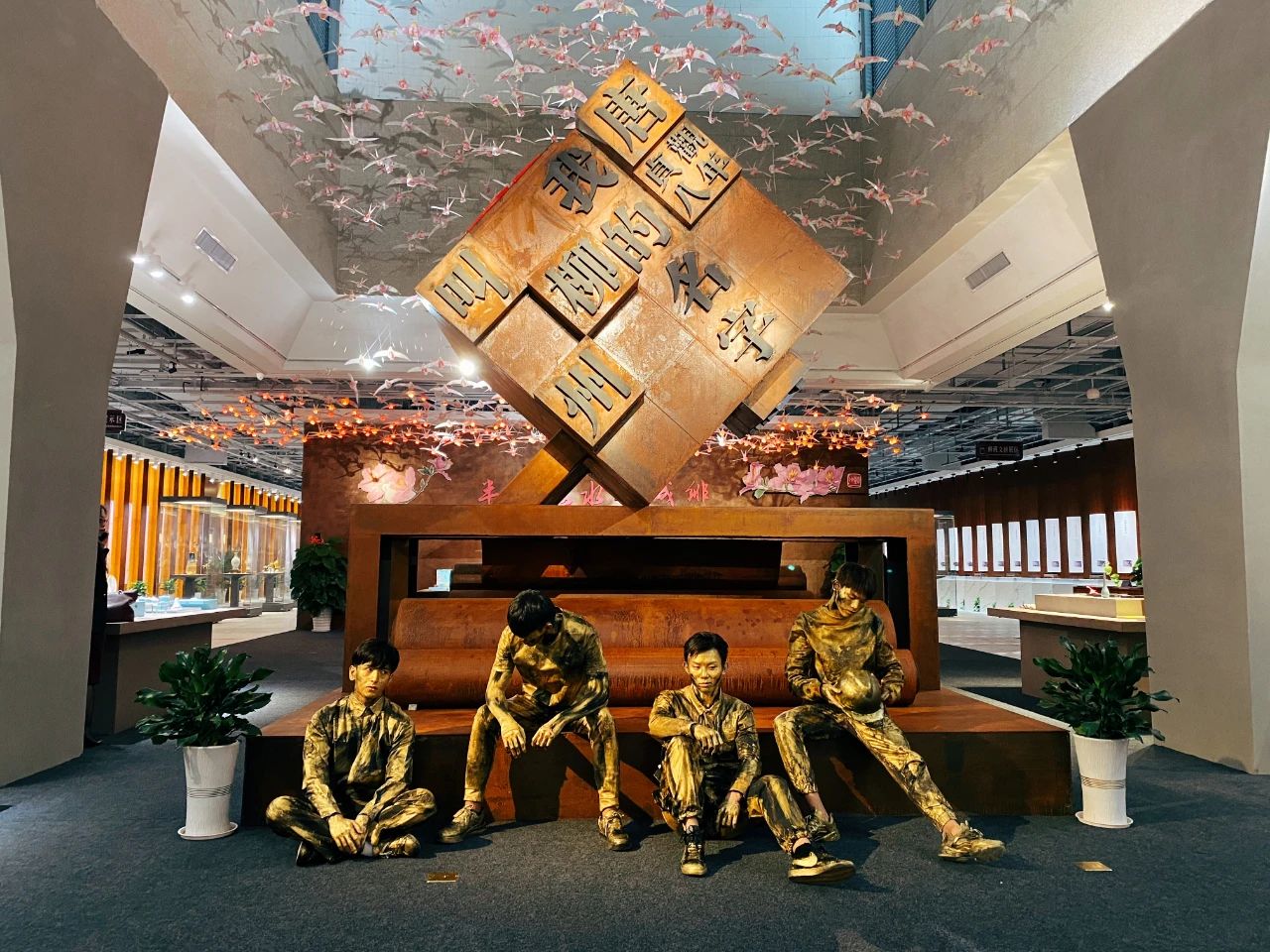 嗨,这里有份紫荆花文创"限量"展厅参观指南