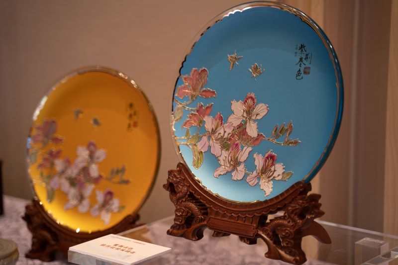 品细细研究,赞叹不断▲柳州博物馆党支部书记杨伟芬向梧州市文化广电