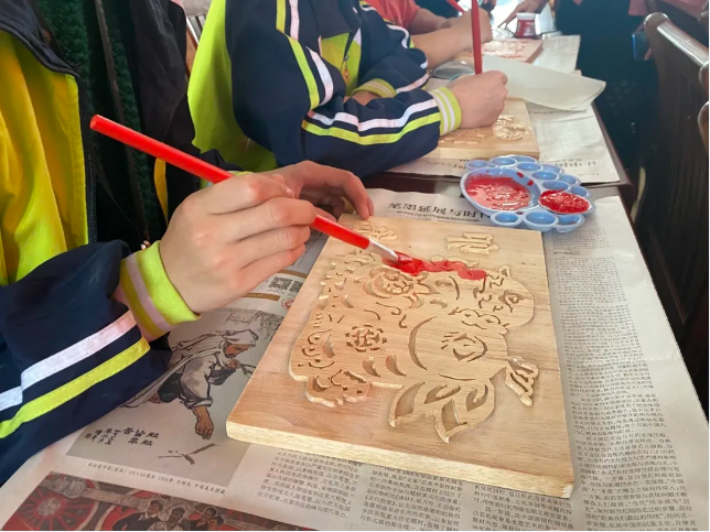 地制作拓画拓印技术在中国有着悠久的历史,孩子们通过木板拓画的形式